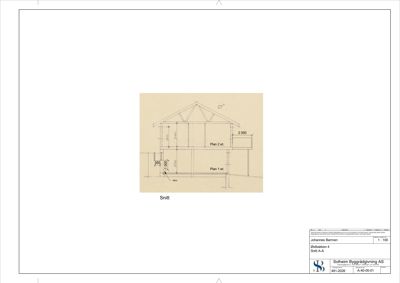 Snittegning som viser tverrsnitt gjennom bygningen med høydemål og romfordeling på etasjene.