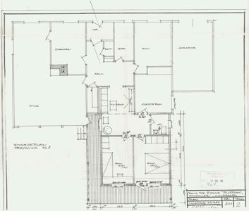 Etasjeplan for en bolig med romfordeling (stue, kjøkken, soverom, bad, garasje) og dimensjoner.