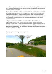 Fotografi av en vei med et hus i bakgrunnen, som illustrerer situasjonen før og etter etablering av bustader på tomta.