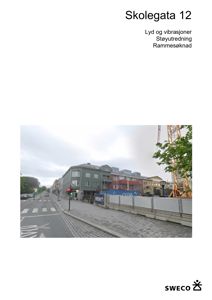 Fotografi av en gate (Skolegata 12) med bygninger og en byggeplass i bakgrunnen.