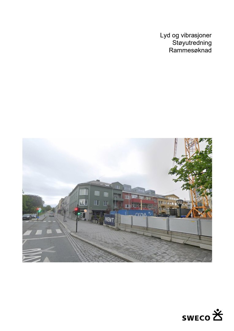 Fotografi av en gate med bygninger og en byggeplass i bakgrunnen.