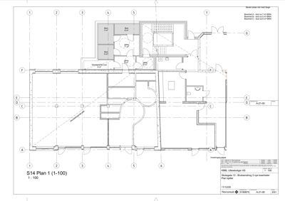 Etasjeplan (Plan kjeller) som viser romfordeling, veggposisjon og inngangspunkter for en bygning.