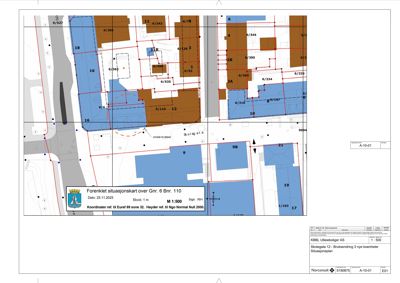 Foreslått situasjonsplan som viser tomtens grenser, naboeiendommer og planlagt bebyggelse.