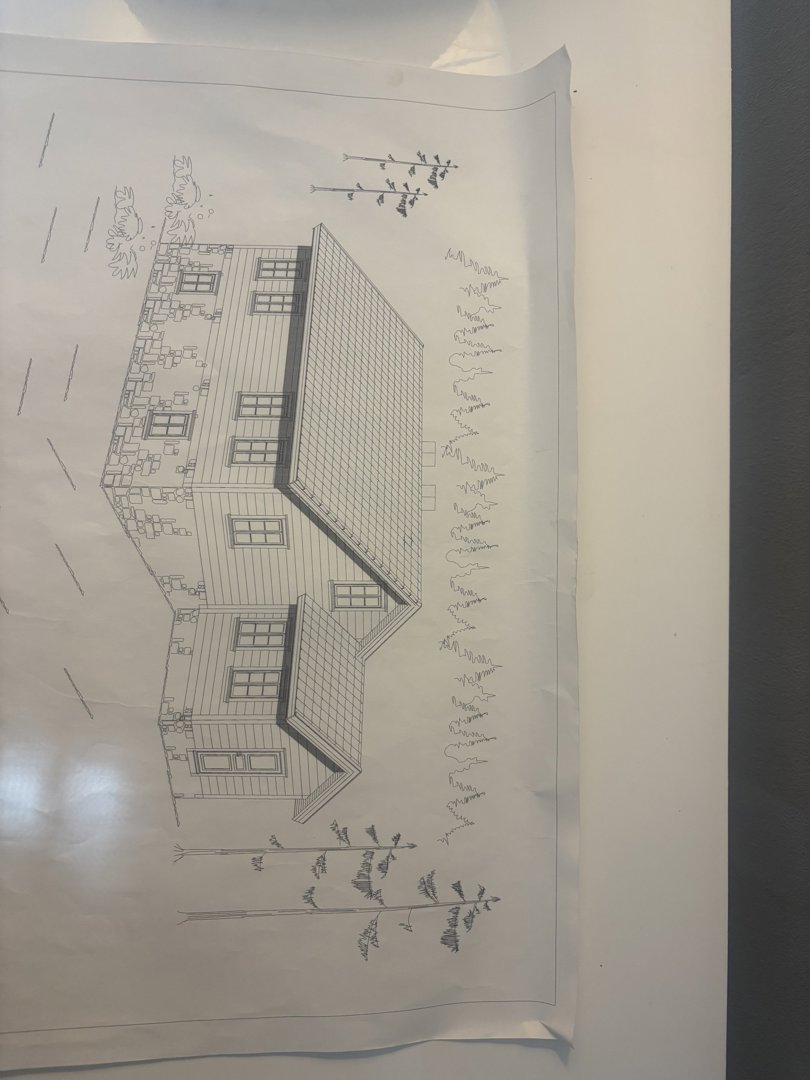 En tegning som viser fasadeopprikk (oppsett) av en toetasjes bolig sett fra siden, med detaljer om tak, vinduer og omgivende vegetasjon.