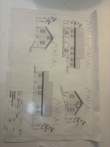 Fasadetegning som viser bygningens utsyn fra fire ulike vinkler (front, side, og to perspektiver fra hjørnene).