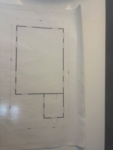 Etasjeplan (plantegning) som viser romfordeling, vegger, dører og dimensjoner for et bygg.