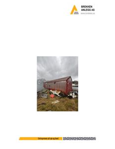 Fotografi av en rød, langbygget skur eller uthus plassert på en klipperik kyststrøk.