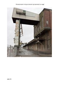 Fotografi av en industribygning med en stor, rustet kran eller heisstruktur. Bildet er tatt for å dokumentere eksisterende forhold ved riving av en elevator og reparation av vegger.