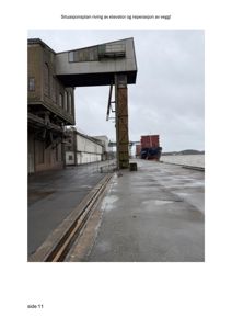 Fotografi av en industribygning og kai med et stort hevesystem (elevator) i forgrunnen.