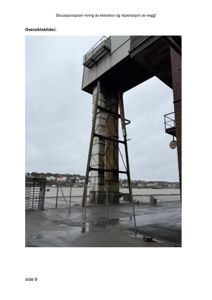Fotografi av en stor metallkonstruksjon (en elevator) som står på en betongplate med en hekk rundt. I bakgrunnen er det en havn og en by. Bildet er merket 'Oversiktsbilder' og 'Situasjonsplan riving av elevator'.