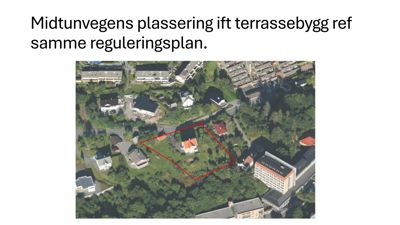 Flyfoto av et nabolag med en markert tomt (rød linje) og tekst om plassering av en vei.