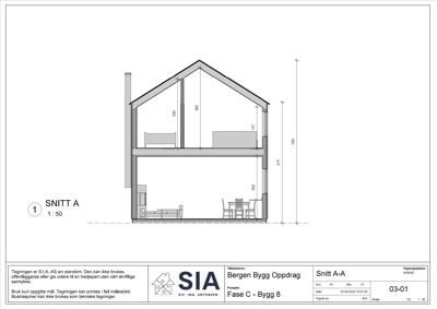 Snittegning (Snitt A-A) som viser bygningens høyde, etasjer og romfordeling i tverrsnitt.