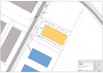 Situasjonsplan som viser tomtens grenser, nabobebyggelse, veier og planlagt plassering av en ny bygning (gul farge).
