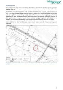 Et kart som viser et område med jernbanespore, veier og terrengkonturer. Et rødt sirkelmerke indikerer et tiltakssted.