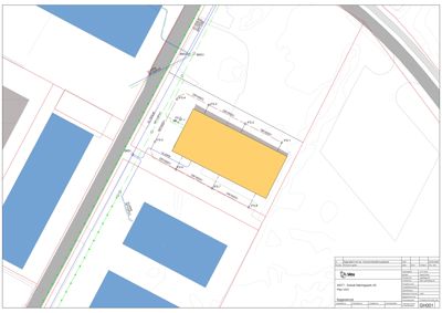 Situasjonsplan som viser tomtens grenser, nabolag, veier og plassering av en ny bygning (gul farge).