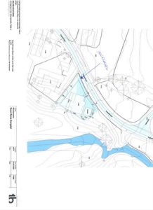 Situasjonsplan som viser tomtens form, omgivende terreng (konturlinjer), vannløp og plassering av bygninger.