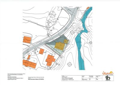Situasjonsplan som viser tomtens beliggenhet i forhold til omgivelsene, inkludert vei, elv og naboeiendommer.
