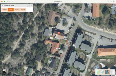 Satellittbilde (flyfoto) av et boligområde med overlagte målinger og verktøy fra en karttjeneste.