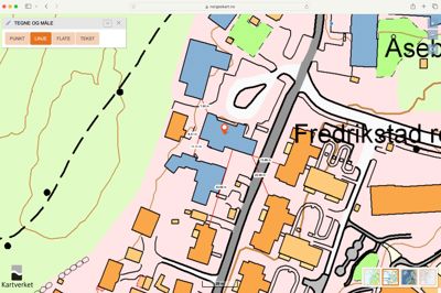 Kartutsnitt fra Kartverket som viser eiendomsgrenser, bygninger og infrastruktur i Fredrikstad.