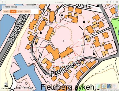 Kartutsnitt fra norgeskart.no som viser Fjeldberg sykehjem med målte avstander og bygningsspor.
