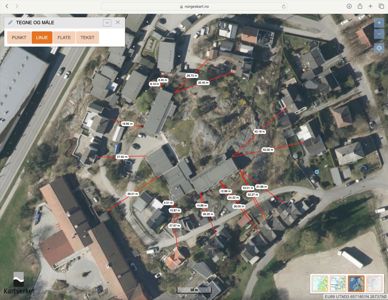Flyfoto med overlagte målinger og linjer som viser avstander mellom bygninger og eiendomsgrenser.