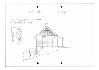 En håndtegnet oppriss (fasade) av en hytte med angitte mål og orientering (Vest/Øst).