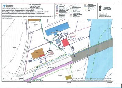 Situasjonskart som viser tomtens beliggenhet, grenser, naboeiendommer og bygningers plassering med mål.