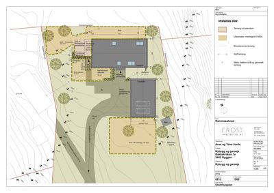 Situasjonsplan som viser tomtens form, høydeforhold (konturlinjer), eksisterende og planlagt terreng, samt plassering av bygninger og garasje.