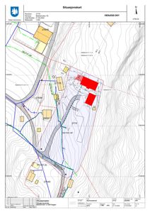 Situasjonskart som viser tomtetegning, høydeforhold, naboeiendommer og infrastruktur.