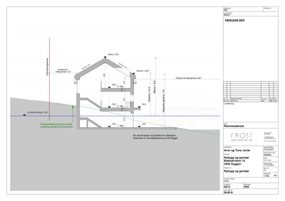 Snittegning (Snitt A) som viser bygningens tverrsnitt, høyder, etasjer og terrengforhold.