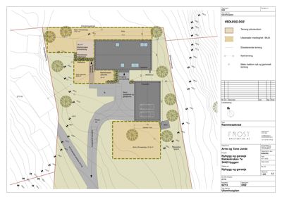 Situasjonsplan som viser tomtens form, høydeforhold, eksisterende og planlagt terreng, samt plassering av bygninger og vegger.