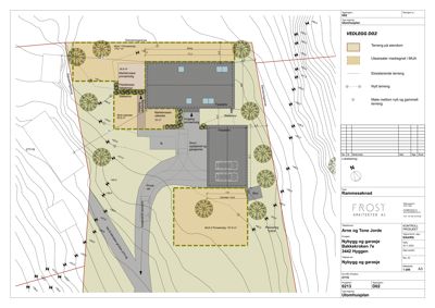 Situasjonsplan som viser tomtens form, høydeforhold (konturlinjer), eksisterende og ny terreng, samt plassering av bygninger og vegger.