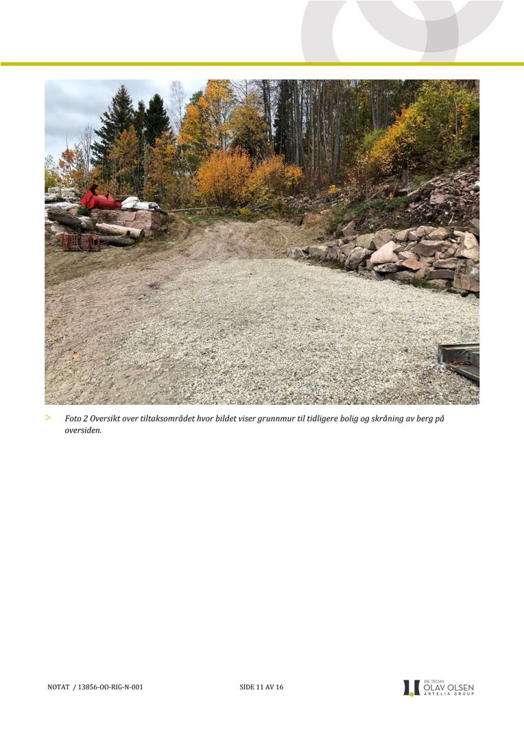 Fotografi av et utendørs område med grus, skog og en person som sitter på en stein. Bildet viser et tilsiktsområde med tidligere bolig og skråning.