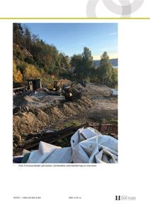 Fotografi av gravarbeider på en tomt med utstyr og terrengforhold.