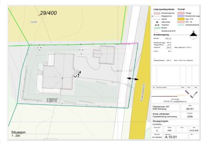 Situasjonsplan som viser tomtens grenser, eksisterende og nytt bygg, vei (Flakstadveien), og arealberegning.
