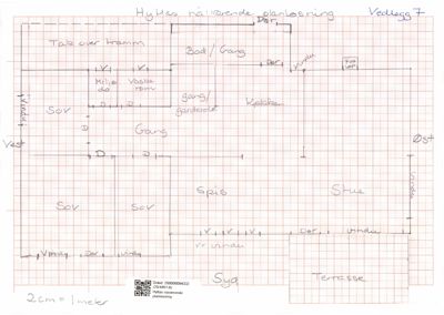 Håndskrevet etasjeplan (planløsning) for en hytte, som viser romfordeling, dører og vinduer.