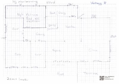 Håndskrevet etasjeplan (floor plan) som viser romfordeling, vegger, dører og vinduer i en bolig.