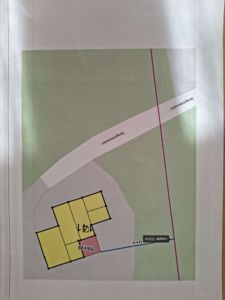 Situasjonsplan som viser en bygning (merket '141' og 'Tilbygg') i forhold til veien 'Skøytnesveien', med angitt avstand (12,9 m) til en grense eller vei.