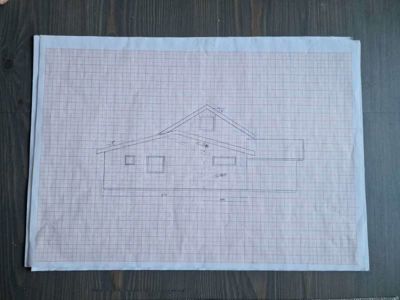 En håndtegnet fasadetegning av en enebolig, tegnet på rutenett.