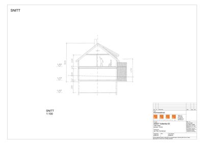 Snittegning av et hus som viser romfordeling, takkonstruksjon og høydemål.