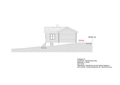Fasadetegning (opprikk) av en eksisterende bolig sett fra øst, med angivelse av høydemål og grense.