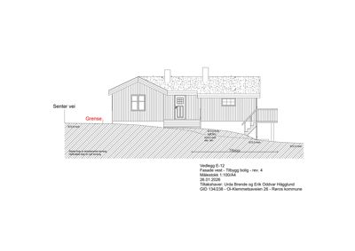 Fasadetegning (opprikk) av en bolig sett fra vest, med angivelse av høyder, grenser og terrassering.
