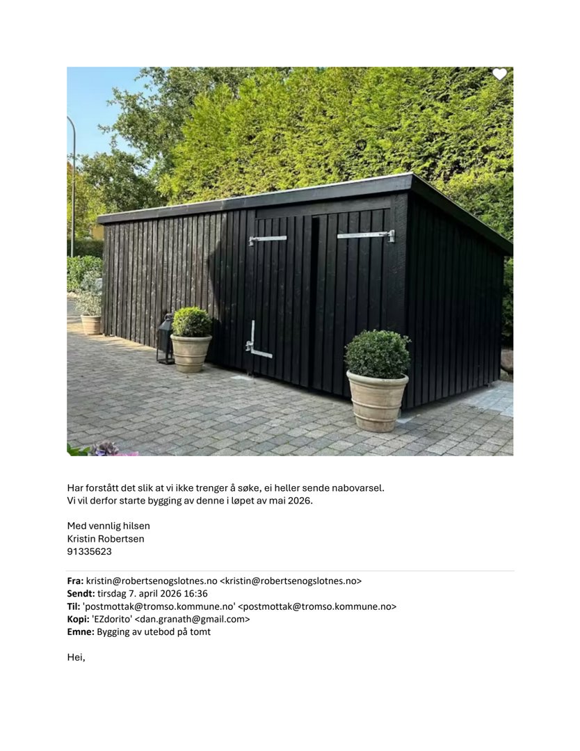 Fotografi av en svart uthus eller utedo på en plettetomt.