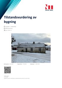 Fotografi av en gammel, hvitvasket bygning med tak av takstein, sett fra en snødekt vei.