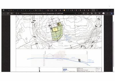 Situasjonsplan som viser tomtens form, høydeforhold (konturlinjer), naboeiendom og bygningens plassering.