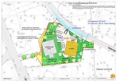 Situasjonsplan som viser tomtens grenser, eksisterende og ny bolig, utearealer, altaner, trapper, og krav til uteoppholdsareal. Inneholder også fartsgrense og frisiktsone.