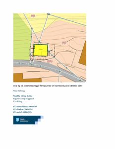 Situasjonsplan som viser etasjeplan for en bygning plassert i forhold til terrenget (konturer), vei og nabotomter.