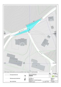 Situasjonsplan som viser tomtens form, eksisterende og nye kotelinjeringer, samt naboeiendommer og vegnett.