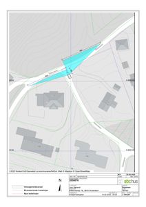 Situasjonsplan som viser tomtens form, grenser, eksisterende bygninger, nye planlagte bygg og tilhørende infrastruktur.