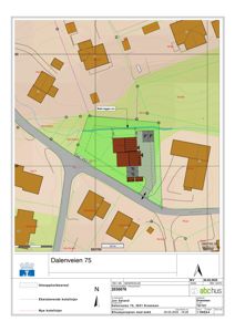 Situasjonsplan som viser tomt, eksisterende og nye kotelinj, samt bekk og veier.